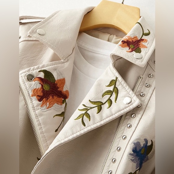 Jacket Embroidery detail studded, Front zipper. Boho Cream M/L Vegan Leather - Picture 4 of 13
